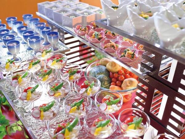 【夕食バイキング/例】見た目も鮮やかな料理の数々