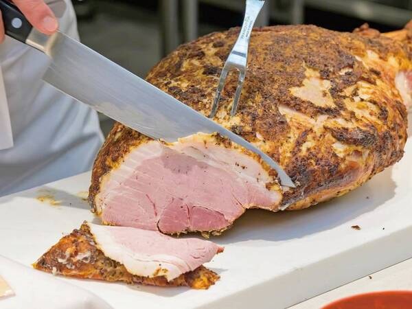 【夕食バイキング/例】ステーキは目の前で切り分けてもらえる!ライブキッチンをご堪能