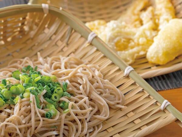 【夕食バイキング/例】手打ちそばに揚げたての天ぷらを添えて