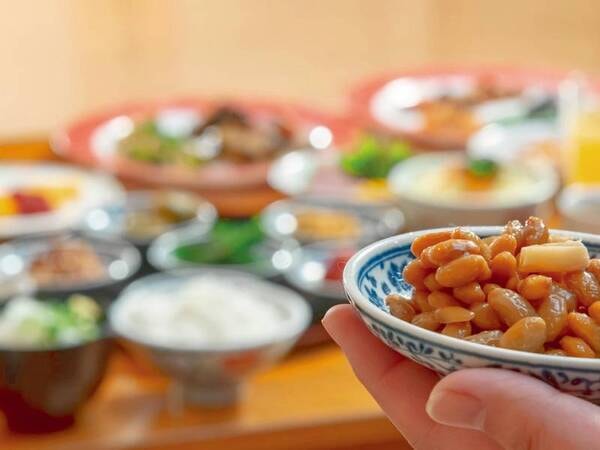 【朝食バイキング/例】名物「たくあん納豆」 たくあん漬けの発祥地の1つ上山のたくあんを使用
