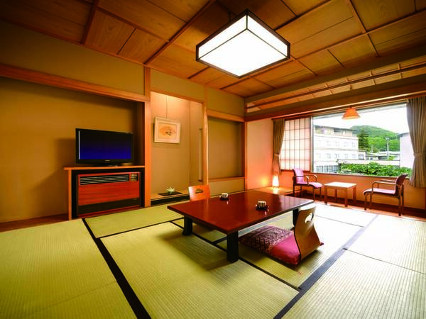 【本丸和室/例】上山城外堀跡に造られた日本庭園の中庭を望む11畳和室