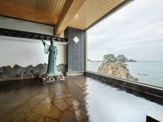 由良温泉 八乙女/【西館大浴場】大きな窓から海を望む開放的な浴場