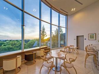 たかみや瑠璃倶楽リゾート／【ラウンジ「ヒルサイドテラス」】大きな窓から美しい四季の絶景を望む