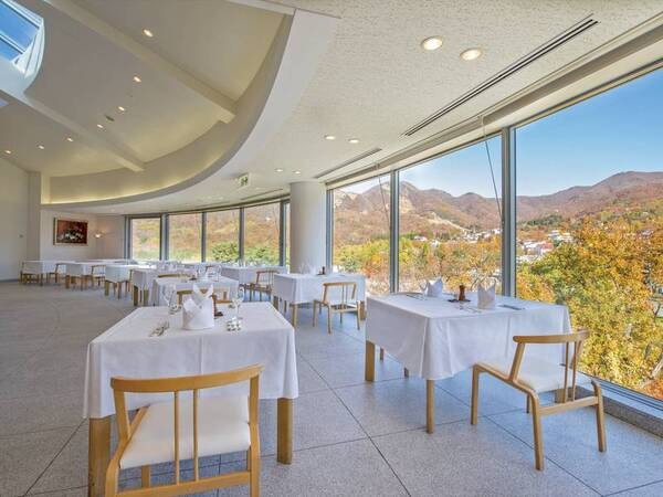 【山景レストラン】特徴的なアーチ状の窓から四季の絶景を眺める、優雅な食の時間を