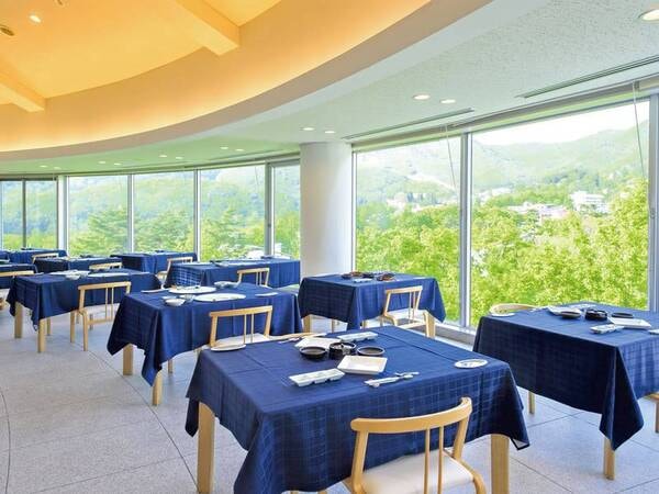 【山景レストラン】特徴的なアーチ状の窓から四季の絶景を眺める、優雅な食の時間を