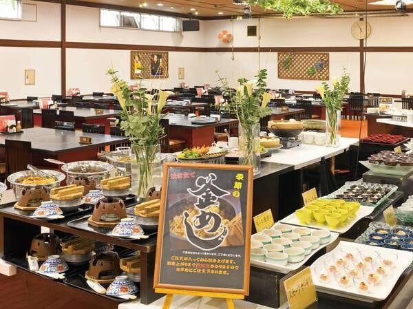 夕食一例:和洋中バイキングをご提供!※日によりハーフバイキングやお膳のご案内になる場合あり、その際は宿泊の3日前までにご連絡いたします