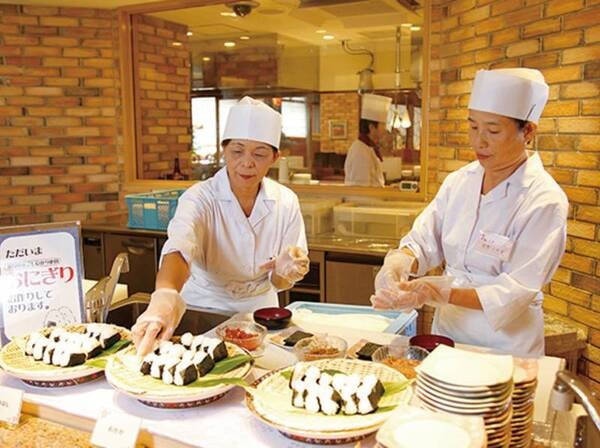 【朝食ブッフェ/例】目の前で握ってくれる大きさ絶妙なおにぎりが大好評
