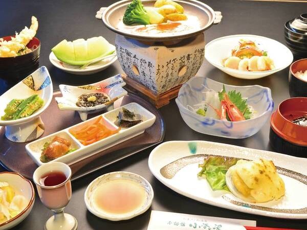 【夕食/例】季節の地元野菜と旬の山海の素材を活かし、真心込めて一品一品こだわって作られる創作会席
