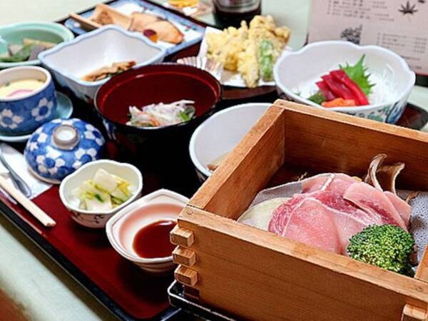 【夕食/例】夕食は旬の食材を使った食材にて、季節の山菜などを中心とした和食膳をご用意！