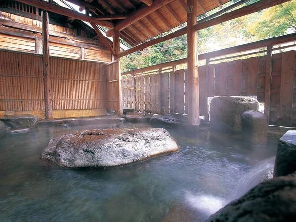 【露天風呂】浴槽の中に大きな岩を配し、荘厳な雰囲気