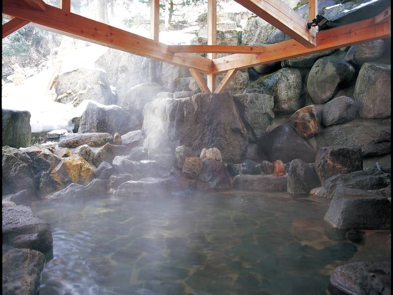 【露天風呂】露天風呂は温泉ではないものの、磐梯山の自然に囲まれ、ゆったりと寛ぐ事が出来る！