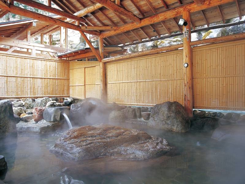 【露天風呂】露天風呂は温泉ではないものの、磐梯山の自然に囲まれ、ゆったりと寛ぐ事が出来る！
