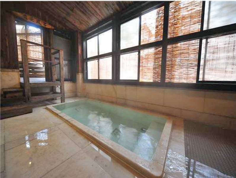 【千年の湯 露天風呂】内湯として大理石でできた贅沢な浴槽もあります。