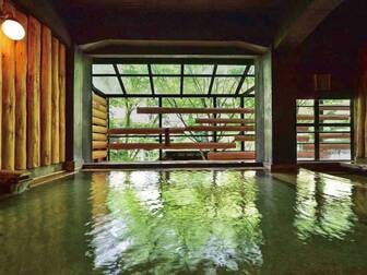 くつろぎ宿 新滝／【わたり湯】ヒノキ薫る湯治場風の内湯（女性；半露天風呂、男性；露天風呂あり）