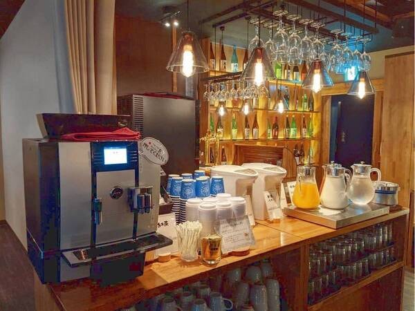 【朝食ビュッフェ】いつでも挽きたてのコーヒーマシンやオレンジジュースやミルク