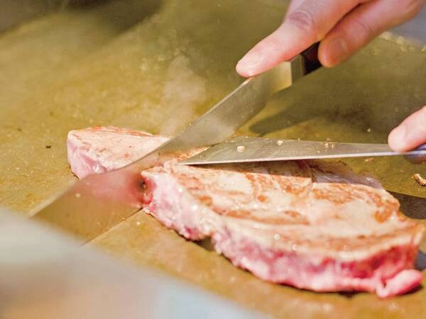 【バイキング/例】オープンキッチンで焼く熱々ステーキも食べ放題