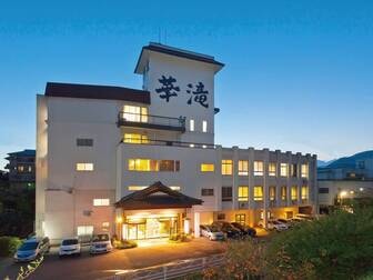 くつろぎの宿　華滝／【外観】摺上川のほとりに佇むくつろぎの宿