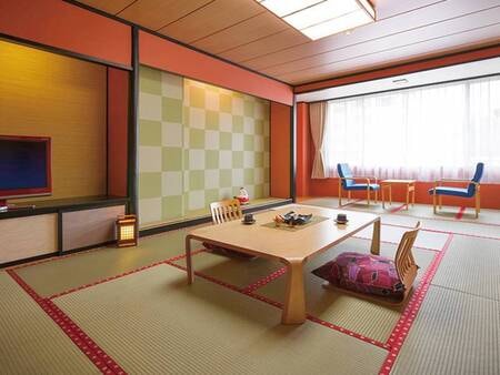 【街側和室/例】風情ある温泉街や会津の山々を望む12畳和室へご案内