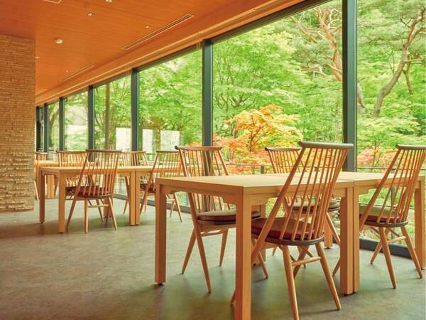 【食事会場／一例】オープンキッチン付きレストラン「信達」。大きな窓の向こうには風情ある庭園が広がる