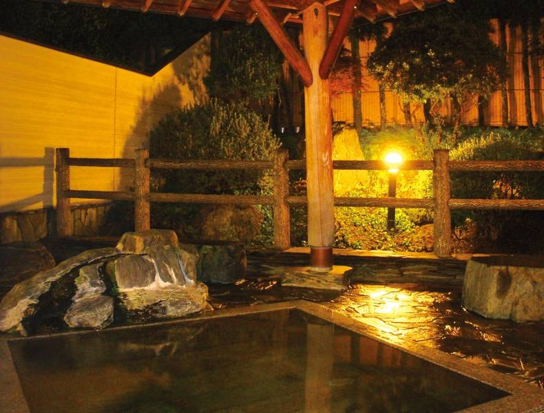 【露天風呂】夜は幻想的な雰囲気に