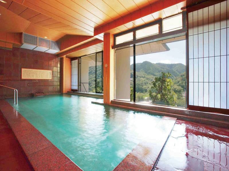 【大浴場/雪枝の湯】四季ごとに表情を変える山々を望める展望風呂