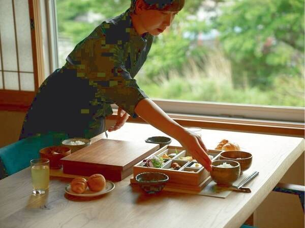 朝食は旬の素材やふくしまの地物など活かた和膳とアラカルトコーナをご用意(イメージ)