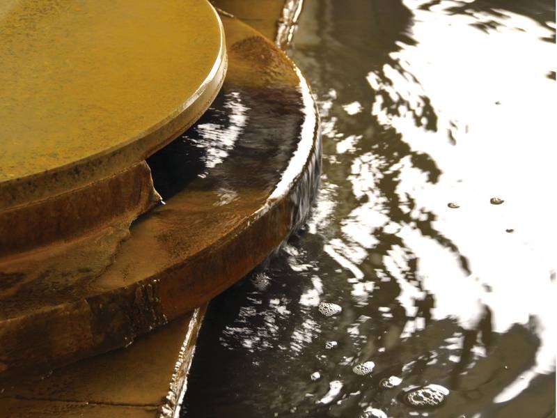 【大浴場】地下1500ｍから湧く自家源泉は黄金色の湯。独特の色と香りでクセになる良泉でお肌つるつるに！