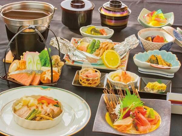 【夕食/例】季節の食材を使用した創作会席をご用意。お造り・焼き物・肉料理など旬の美味しい食材を使用(お品書きは一例で変更の場合あり)