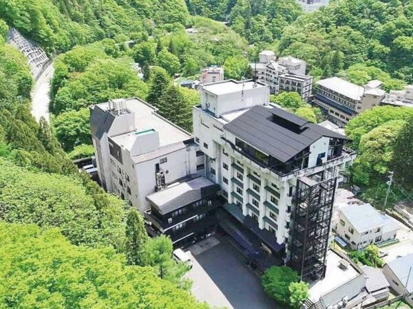 【外観】温泉街の高台に位置し、最上階には会津市街を見渡す展望露天風呂があります。