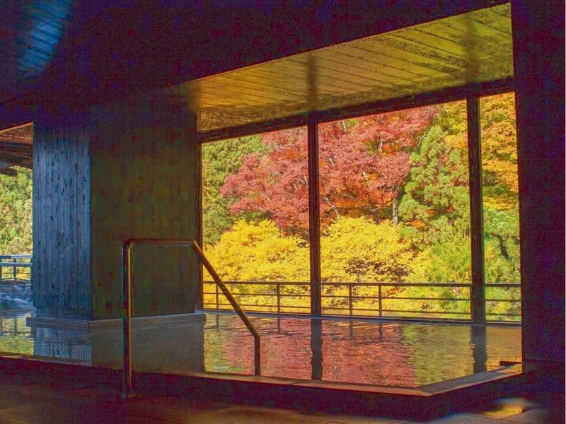 【遊月の湯　大浴場】紅葉時期はまるで絵画のような美しい景色が広がります（写真は男湯）。