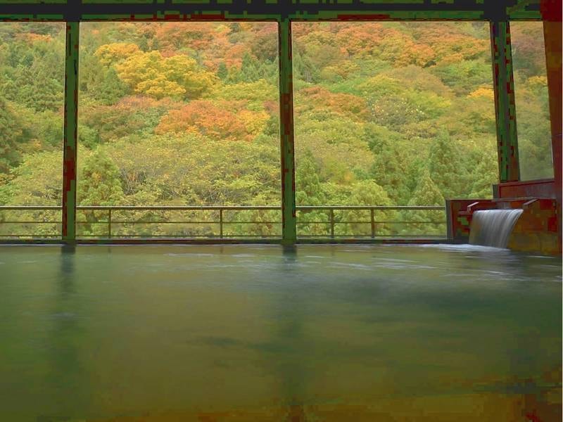 【遊月の湯　大浴場】春夏秋冬ダイレクトに広がる山麓の景色