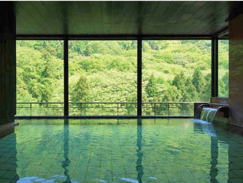 【遊月の湯　大浴場】朝一番の目の前に広がるパノラマの景色