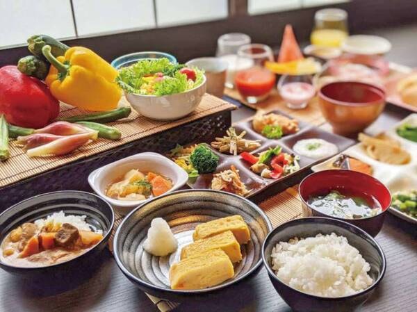 【朝食】美味しい会津産コシヒカリ、焼き立てだし巻き玉子など、和食中心のブッフェです。/写真例