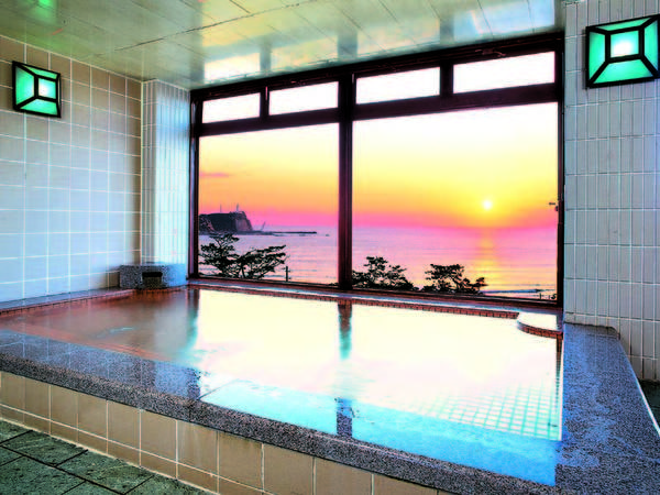【大浴場】晴れた朝には展望大浴場から太平洋を昇る朝陽を望める