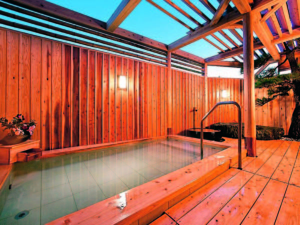【露天風呂】檜作りの露天風呂でも自慢の温泉を満喫できる