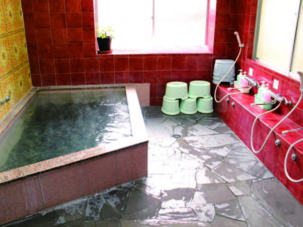 【大浴場】湯は麦飯石(ばくはんせき)を通過させるため湯冷めしにくいといわれる