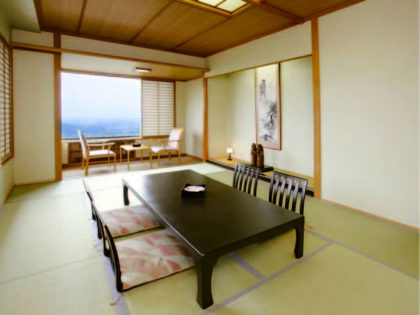 【関東平野側客室/例】広さは１０畳以上。昼夜で美しい関東平野の景色が愉しめる