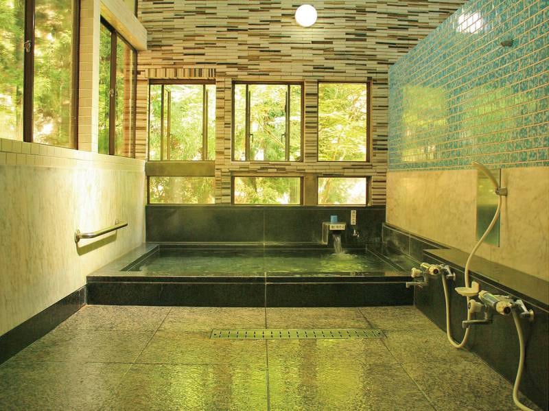 温泉治療の宿認定旅館の大浴場。～渓流を望める男湯～。