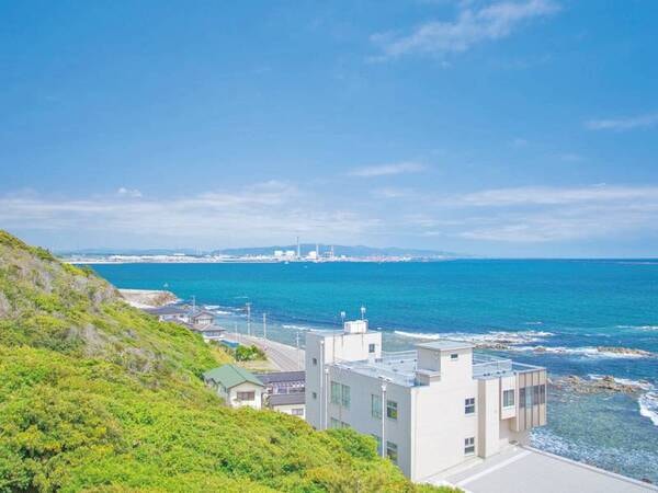 【3階海側客室からの眺め】遠くには那珂湊港が見える