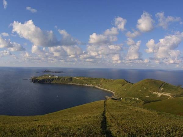 【周辺観光】ゴロタ岬。島の西側にせり出した断崖絶壁(海抜176m)の岬。