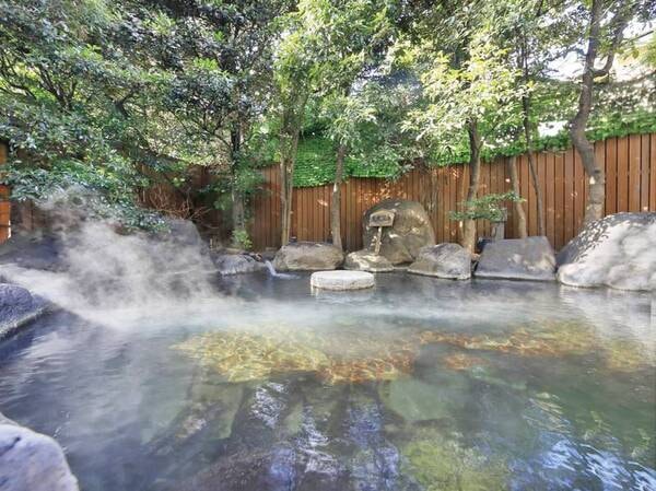 【大浴場/八峰の湯】開放的な露天風呂で上質な泉質をゆったり堪能