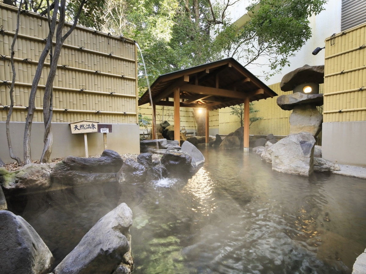 【露天風呂/オーロラの湯】広々として露天風呂を有する、オーロラ風呂。