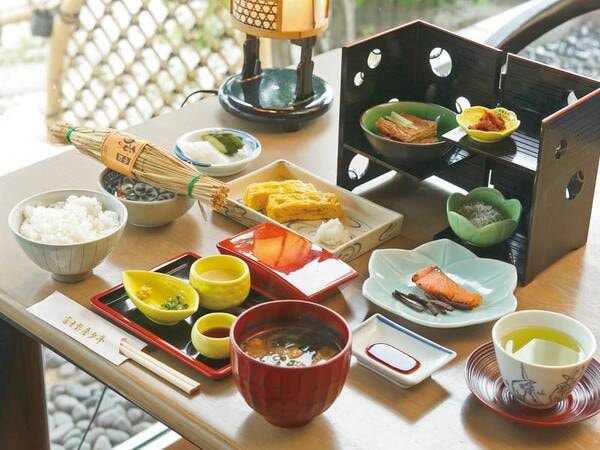 【ご朝食】名物の厚焼き玉子と、8種類の小鉢が並ぶバランスの取れた和朝食膳
