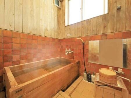 【離れ温泉檜風呂付洋室/客室風呂例】離れのお部屋は全室温泉檜風呂を完備