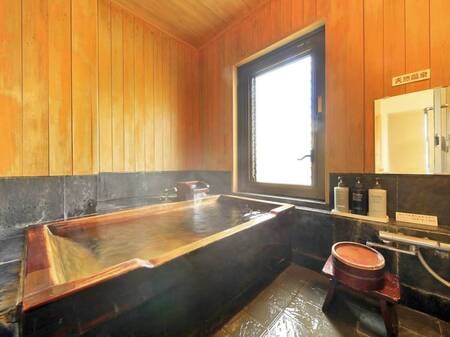 【離れ温泉檜風呂付標準和室/客室風呂例】離れのお部屋は全室温泉檜風呂を完備