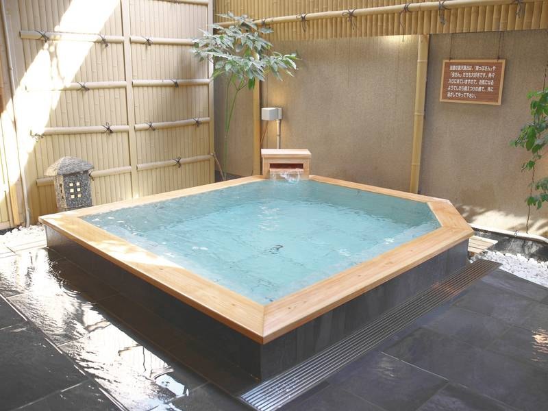 露天風呂「彼方の湯」。香り高いひのきの露天風呂で日ごろの疲れをリフレッシュ。