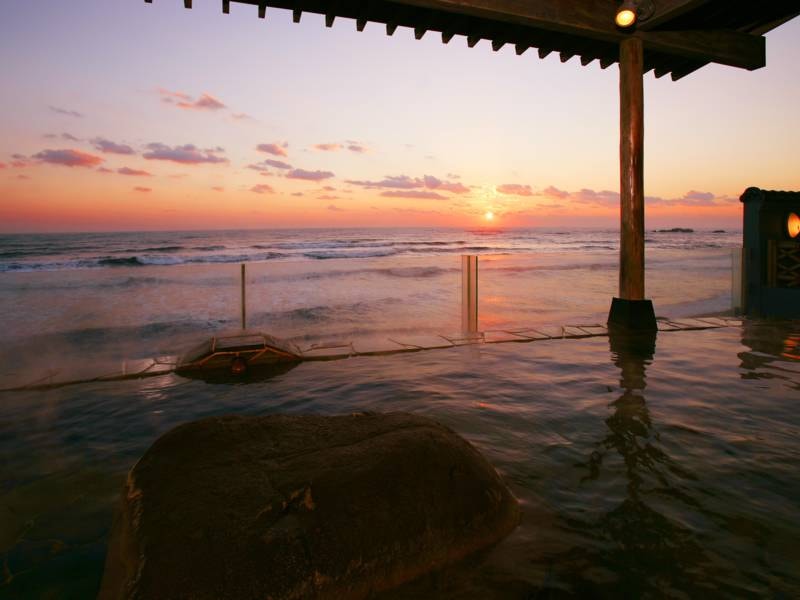 見渡す限り、大きな海の風景を望み、海音と潮風が旅の気分を盛り上げてくれる