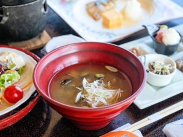 肝機能を助けて二日酔いを和らげる「しじみ」。あたたかいお味噌汁で朝の目覚めを。