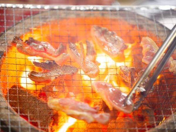 「薩摩地鶏」の炭火焼き（例）