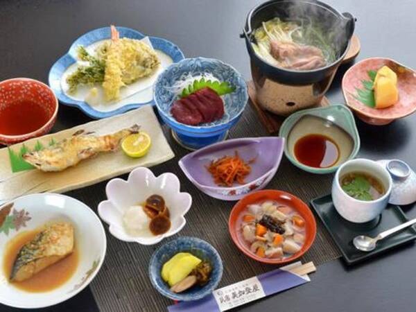 *夕食一例／会津名物の桜刺しや地元で採れる山菜・きのこを使った郷土料理。